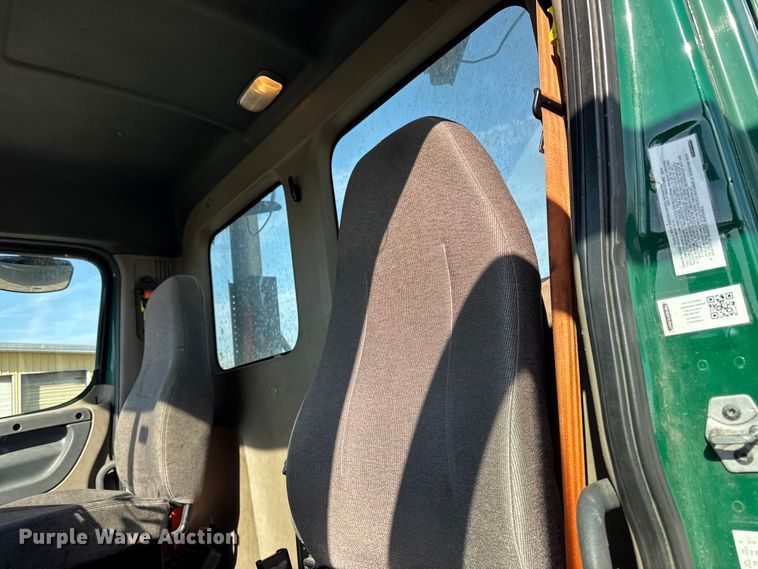 image for item EA2317 2017 Freightliner Cascadia 125 semi truck