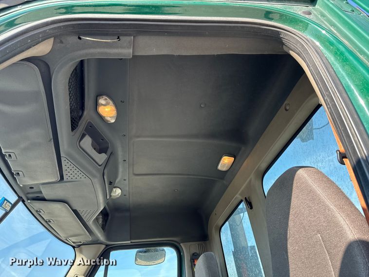 image for item EA2317 2017 Freightliner Cascadia 125 semi truck