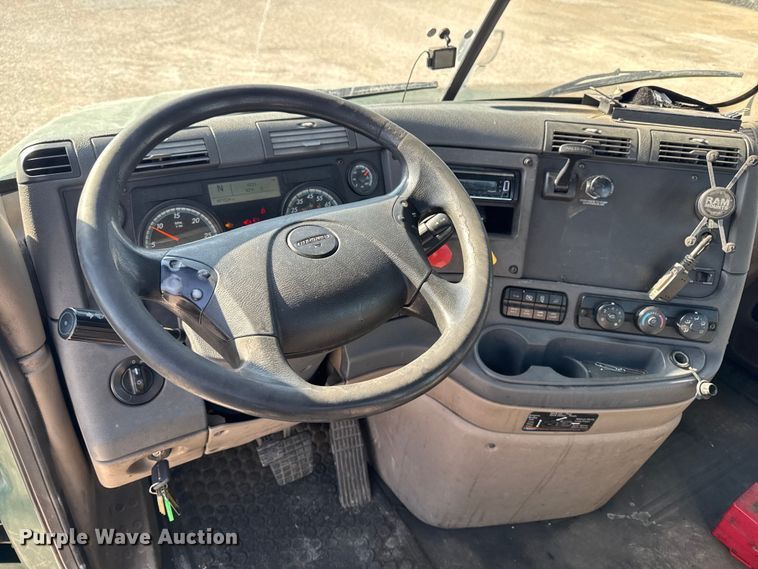 image for item EA2317 2017 Freightliner Cascadia 125 semi truck