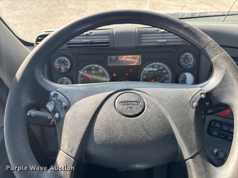 image for item EA2317 2017 Freightliner Cascadia 125 semi truck