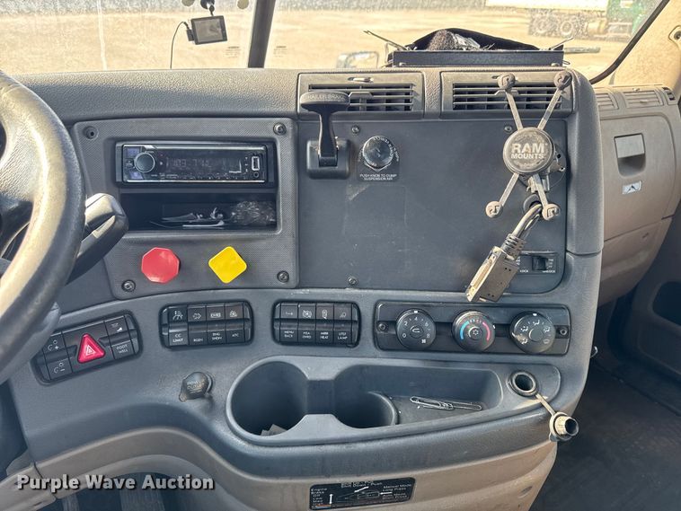 image for item EA2317 2017 Freightliner Cascadia 125 semi truck