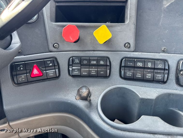 image for item EA2317 2017 Freightliner Cascadia 125 semi truck