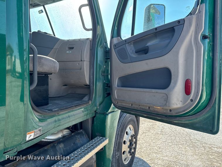 image for item EA2317 2017 Freightliner Cascadia 125 semi truck