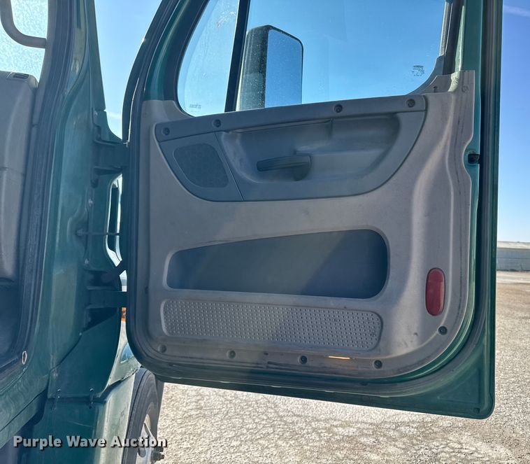 image for item EA2317 2017 Freightliner Cascadia 125 semi truck