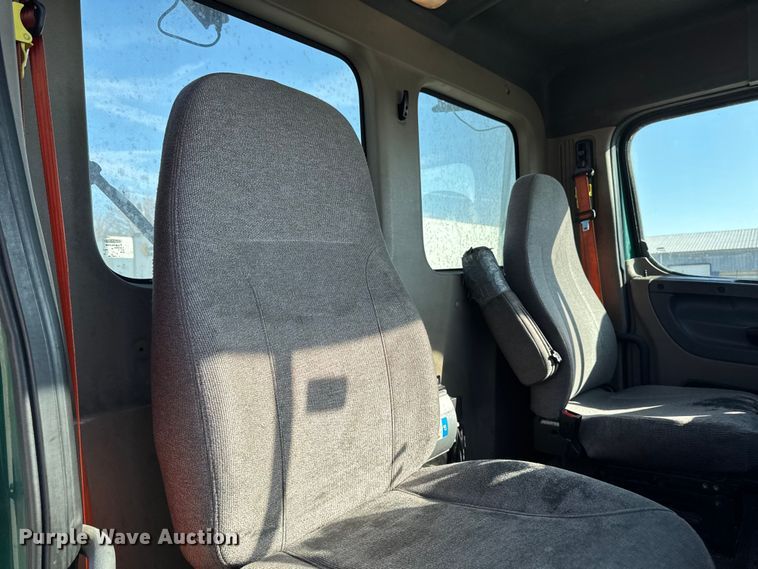 image for item EA2317 2017 Freightliner Cascadia 125 semi truck