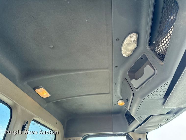 image for item EA2317 2017 Freightliner Cascadia 125 semi truck