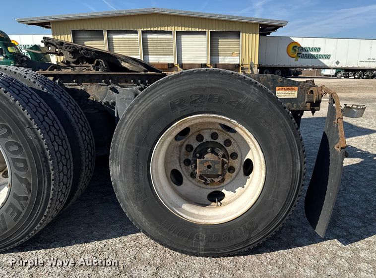 image for item EA2317 2017 Freightliner Cascadia 125 semi truck