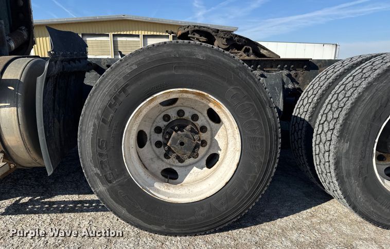 image for item EA2317 2017 Freightliner Cascadia 125 semi truck