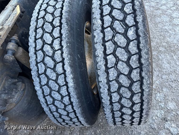 image for item EA2317 2017 Freightliner Cascadia 125 semi truck