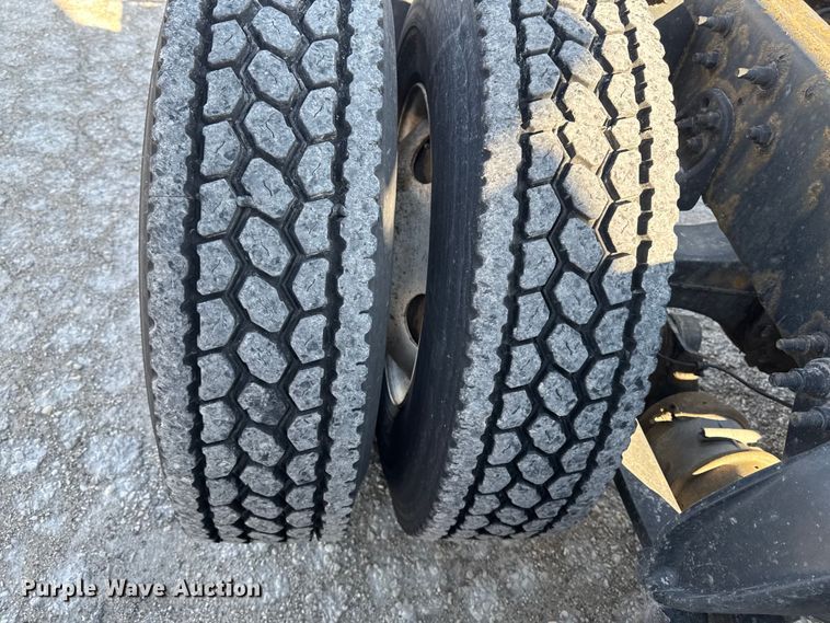 image for item EA2317 2017 Freightliner Cascadia 125 semi truck