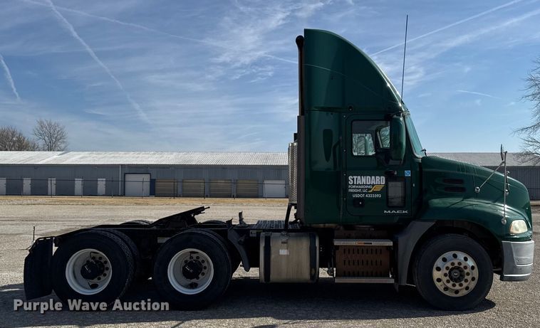 image for item EA2318 2016 Mack Cxu semi truck