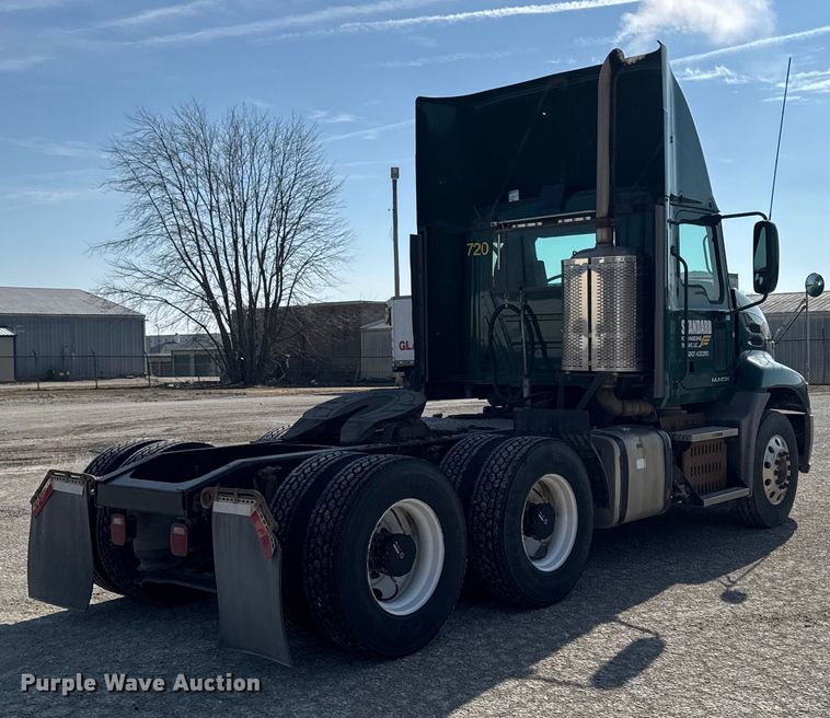 image for item EA2318 2016 Mack Cxu semi truck