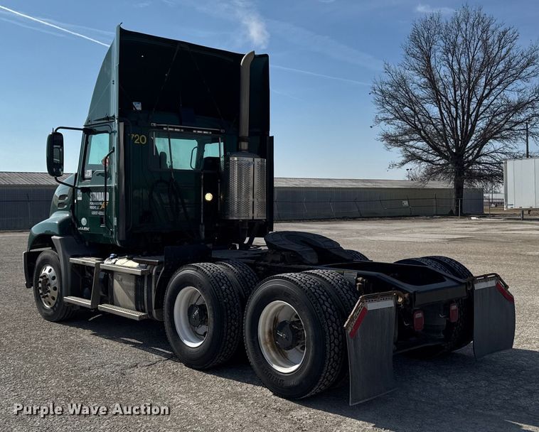 image for item EA2318 2016 Mack Cxu semi truck