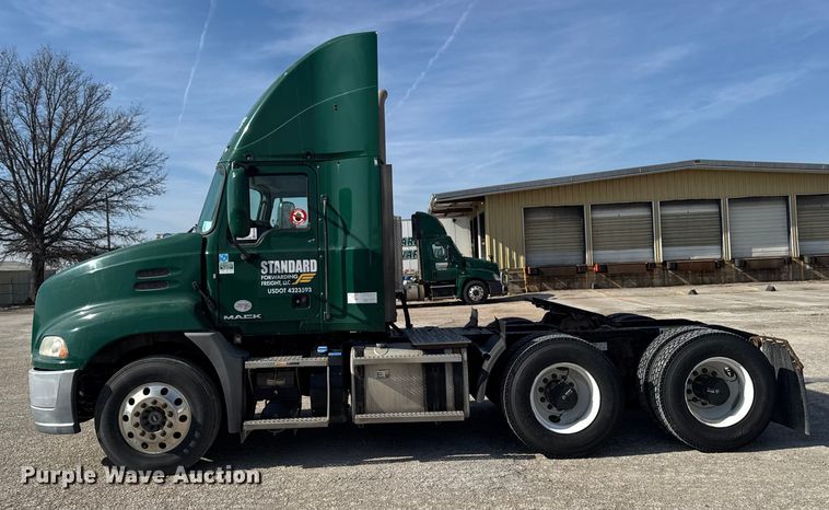 image for item EA2318 2016 Mack Cxu semi truck