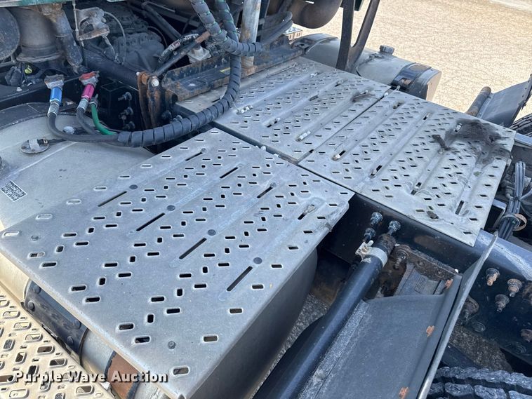 image for item EA2318 2016 Mack Cxu semi truck