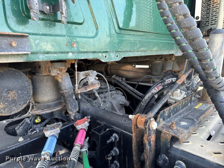 image for item EA2318 2016 Mack Cxu semi truck