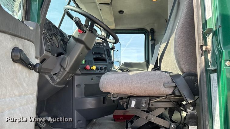 image for item EA2318 2016 Mack Cxu semi truck