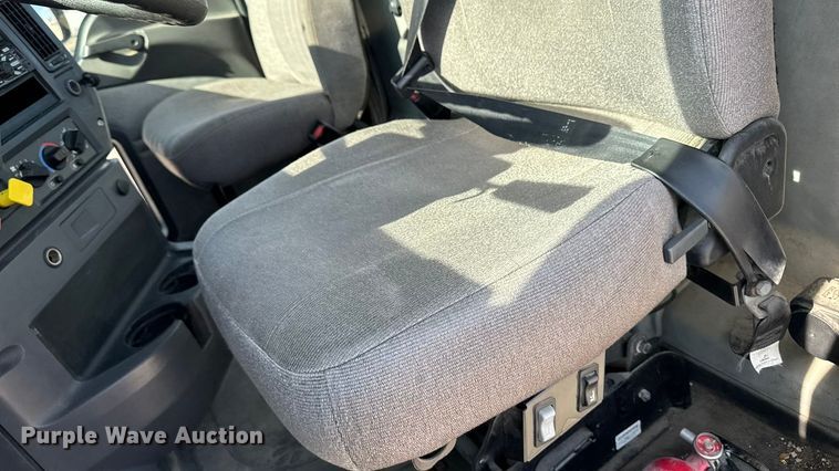 image for item EA2318 2016 Mack Cxu semi truck