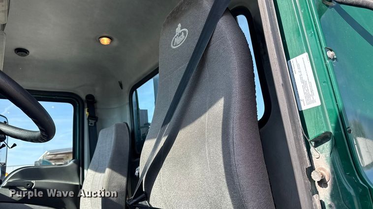 image for item EA2318 2016 Mack Cxu semi truck