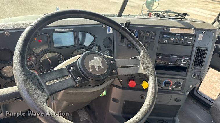 image for item EA2318 2016 Mack Cxu semi truck