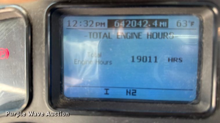 image for item EA2318 2016 Mack Cxu semi truck