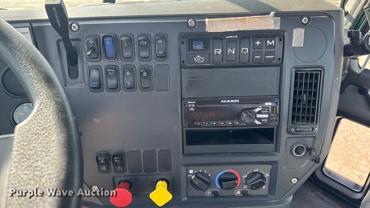 image for item EA2318 2016 Mack Cxu semi truck