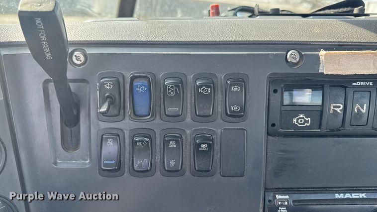 image for item EA2318 2016 Mack Cxu semi truck