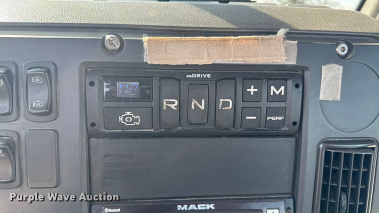 image for item EA2318 2016 Mack Cxu semi truck