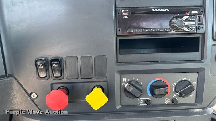 image for item EA2318 2016 Mack Cxu semi truck