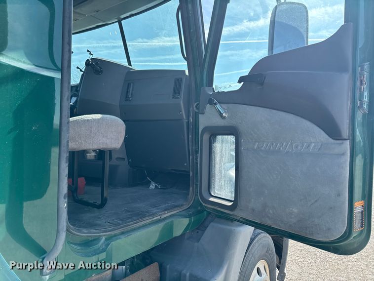 image for item EA2318 2016 Mack Cxu semi truck