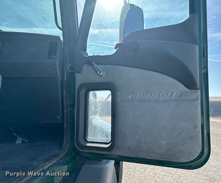 image for item EA2318 2016 Mack Cxu semi truck