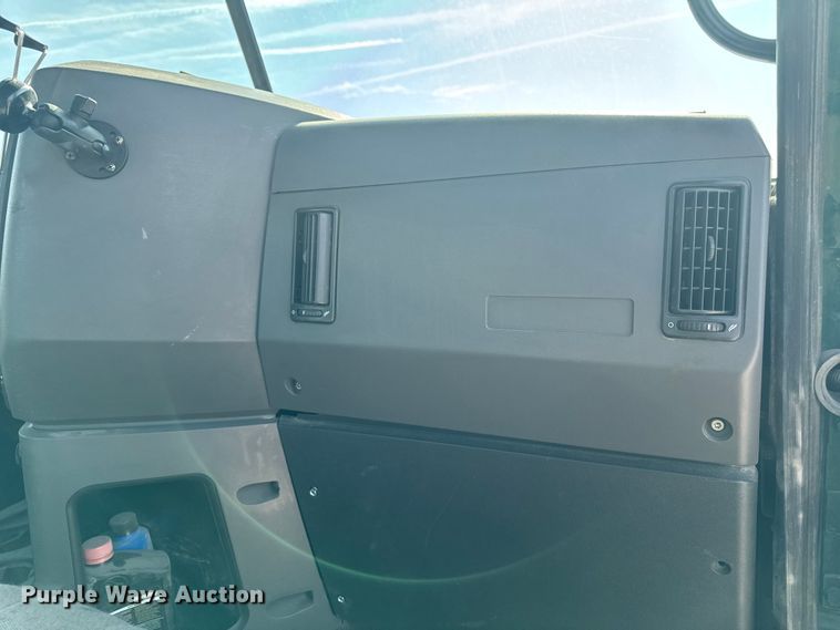 image for item EA2318 2016 Mack Cxu semi truck