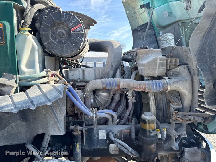 image for item EA2318 2016 Mack Cxu semi truck