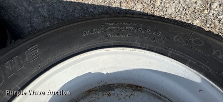 image for item EA2318 2016 Mack Cxu semi truck