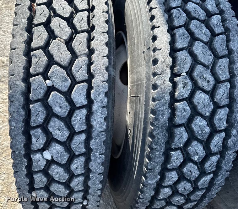 image for item EA2318 2016 Mack Cxu semi truck