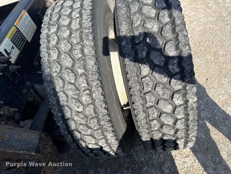 image for item EA2318 2016 Mack Cxu semi truck