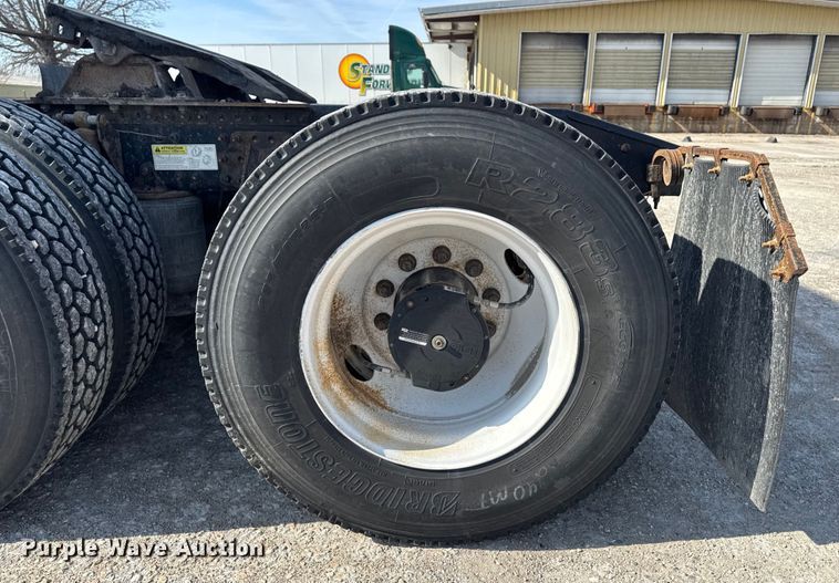 image for item EA2318 2016 Mack Cxu semi truck