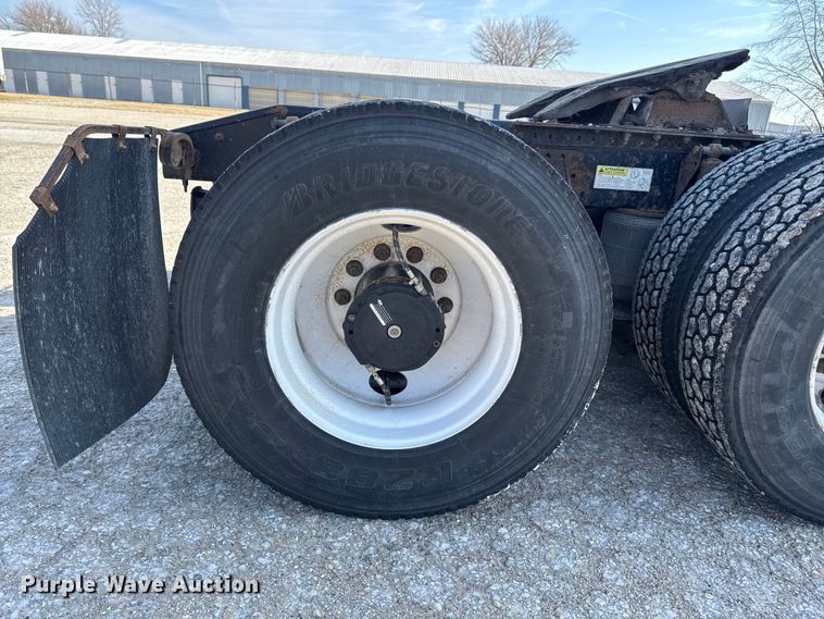 image for item EA2318 2016 Mack Cxu semi truck