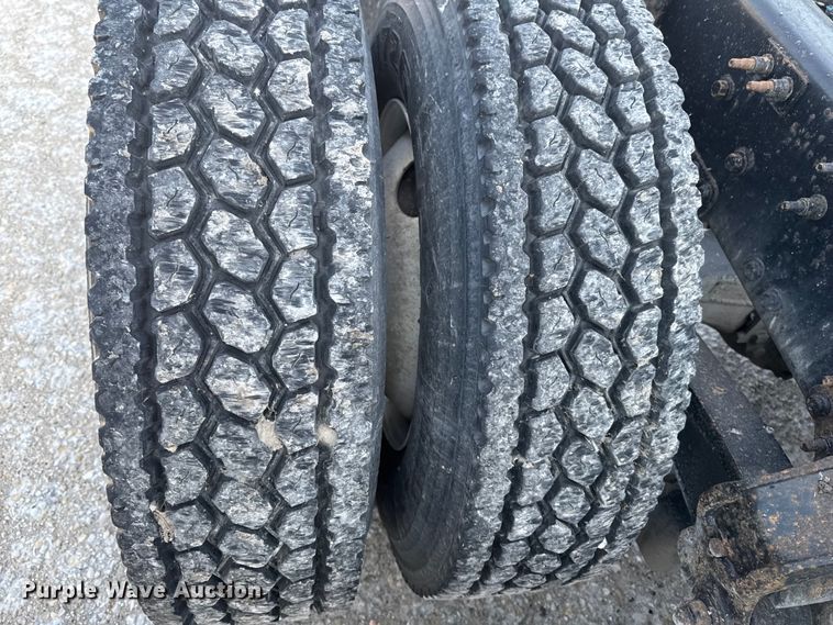 image for item EA2318 2016 Mack Cxu semi truck