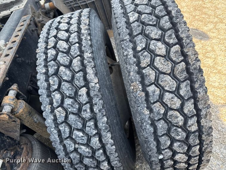 image for item EA2318 2016 Mack Cxu semi truck