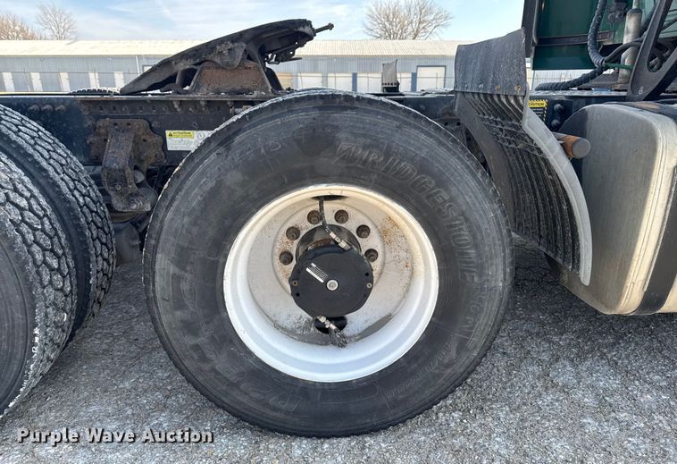 image for item EA2318 2016 Mack Cxu semi truck