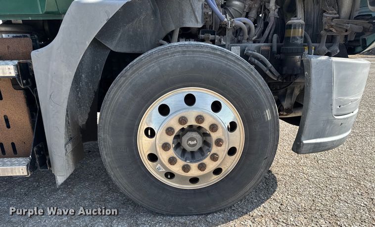 image for item EA2318 2016 Mack Cxu semi truck