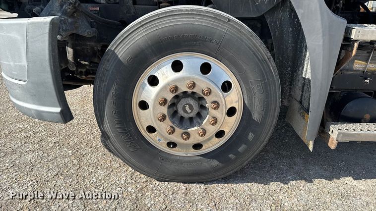 image for item EA2318 2016 Mack Cxu semi truck