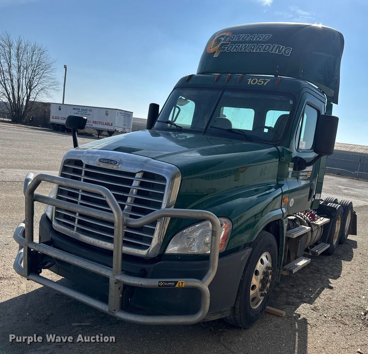 image for item EA2319 2017 Freightliner Cascadia 125 semi truck