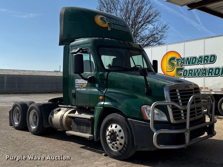 image for item EA2319 2017 Freightliner Cascadia 125 semi truck