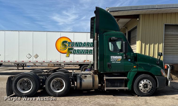 image for item EA2319 2017 Freightliner Cascadia 125 semi truck