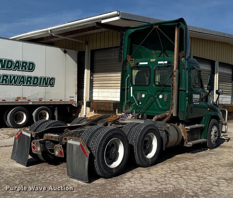 image for item EA2319 2017 Freightliner Cascadia 125 semi truck