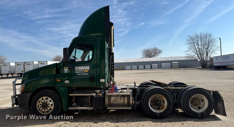 image for item EA2319 2017 Freightliner Cascadia 125 semi truck