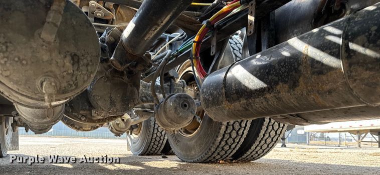 image for item EA2319 2017 Freightliner Cascadia 125 semi truck