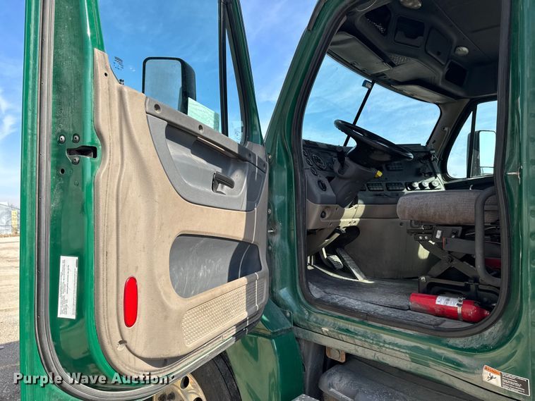 image for item EA2319 2017 Freightliner Cascadia 125 semi truck